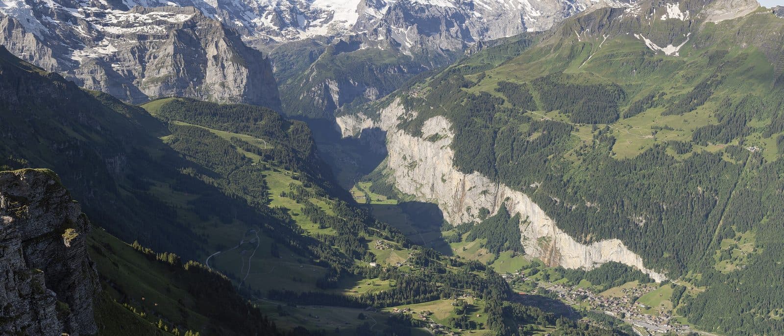 Das Lauterbrunnental, darüber Wengen auf der Terrasse.