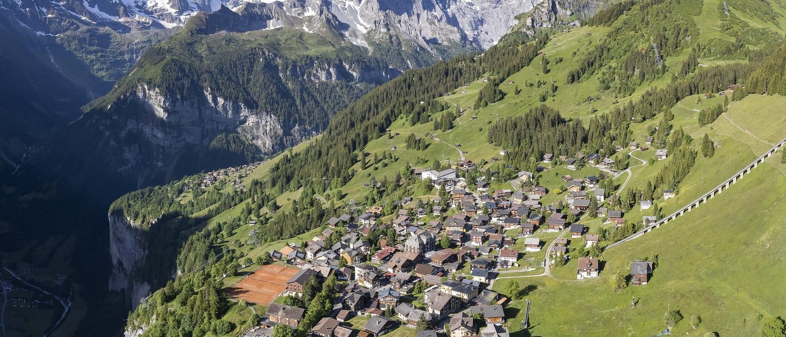 Mürren on its terrace above the Lauterbrunnen valley.