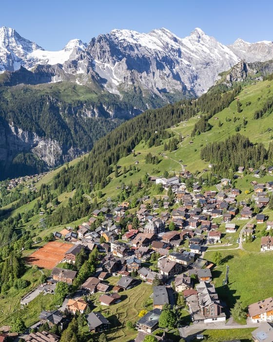 Le village de Mürren au-dessus de la vallée de Lauterbrunnen