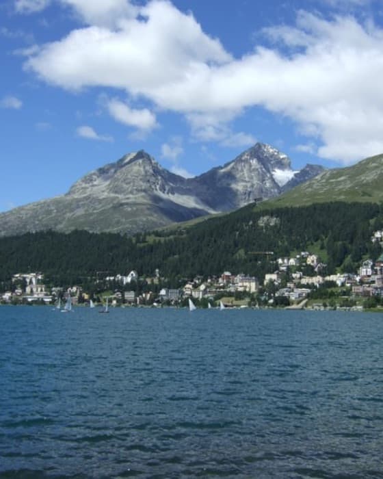 Saint-Moritz au-dessus de son lac, en Haute-Engadine.